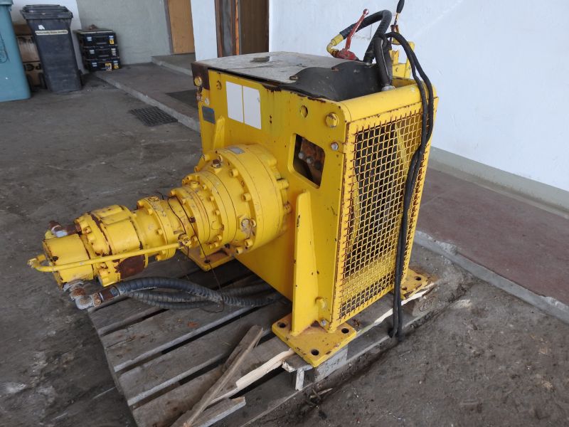 Hydraulic rig floor winch